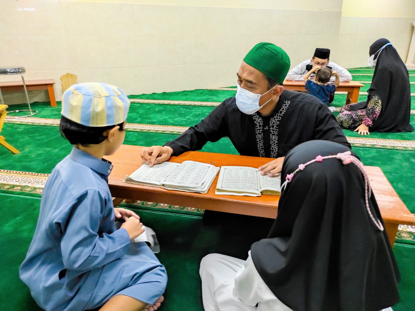 Mengaji Dan Belajar Iqro / Al-Quran Di Masjid Al-Barkah Apartemen Taman Rasuna